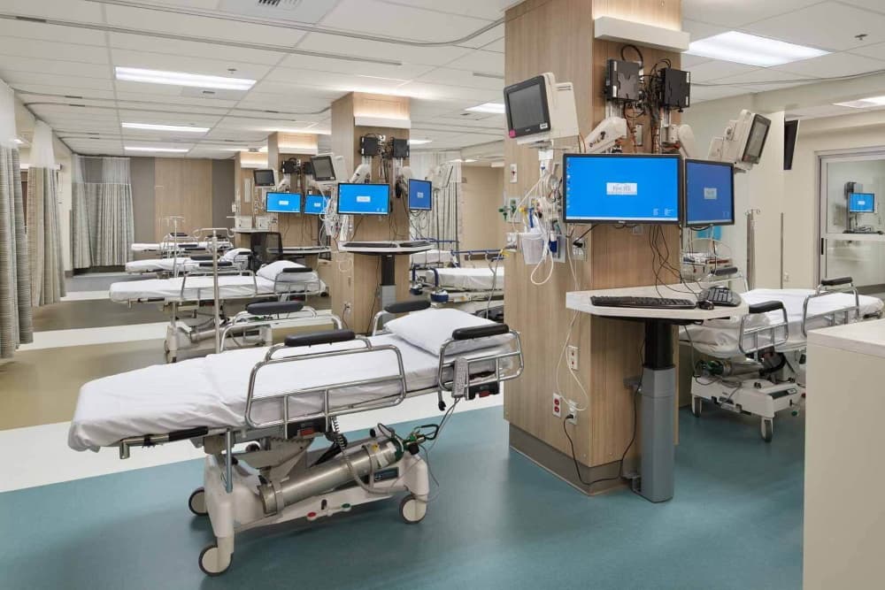 Patient recovery area with headwall power and lighting at a surgery center